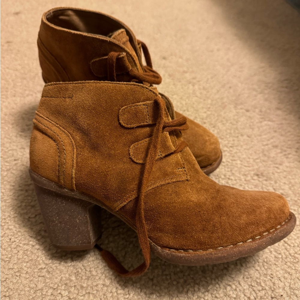 Clarks artisan camel suede tie booties